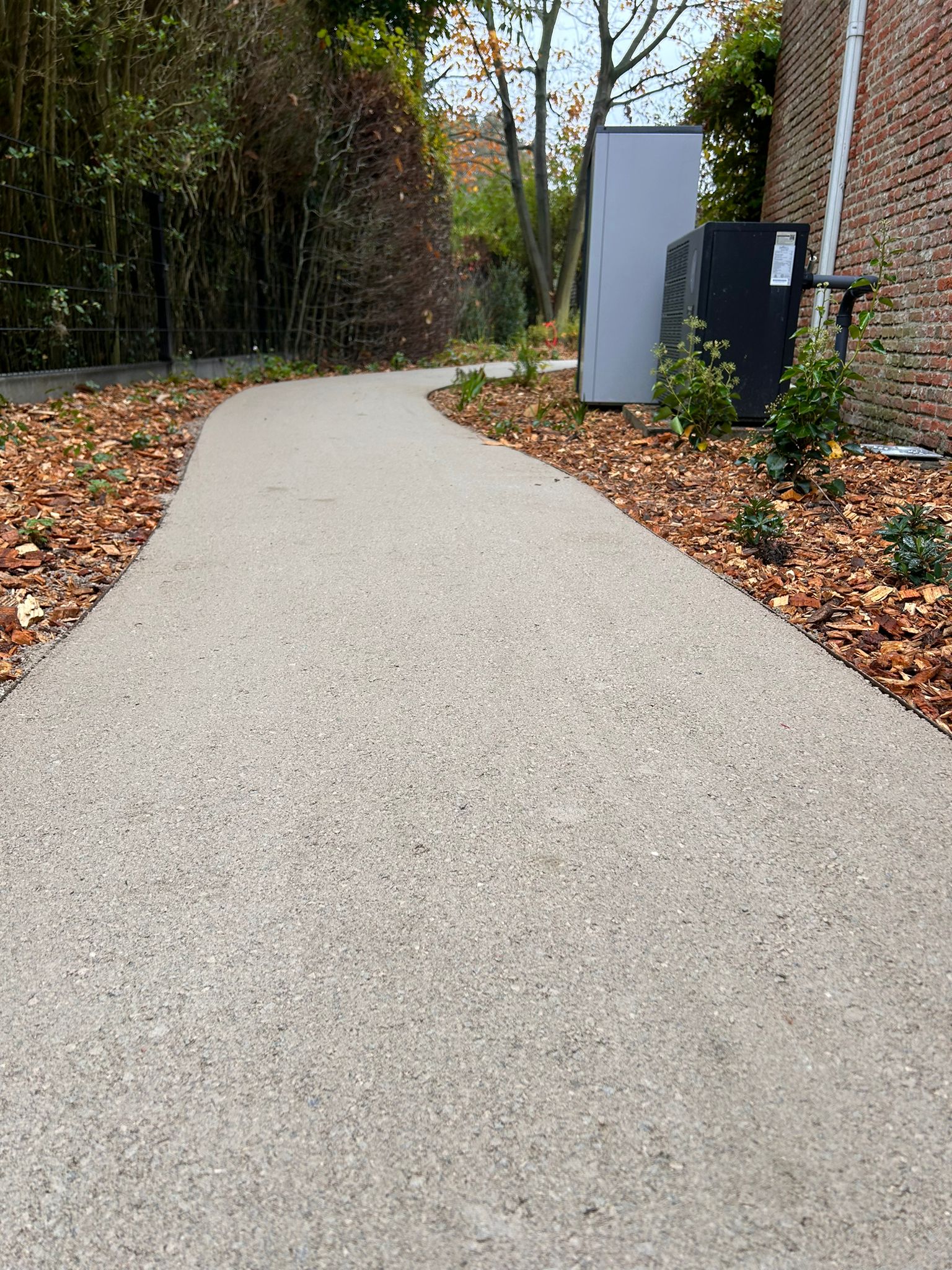 Gebogen pad van Gravelizer in de tuin