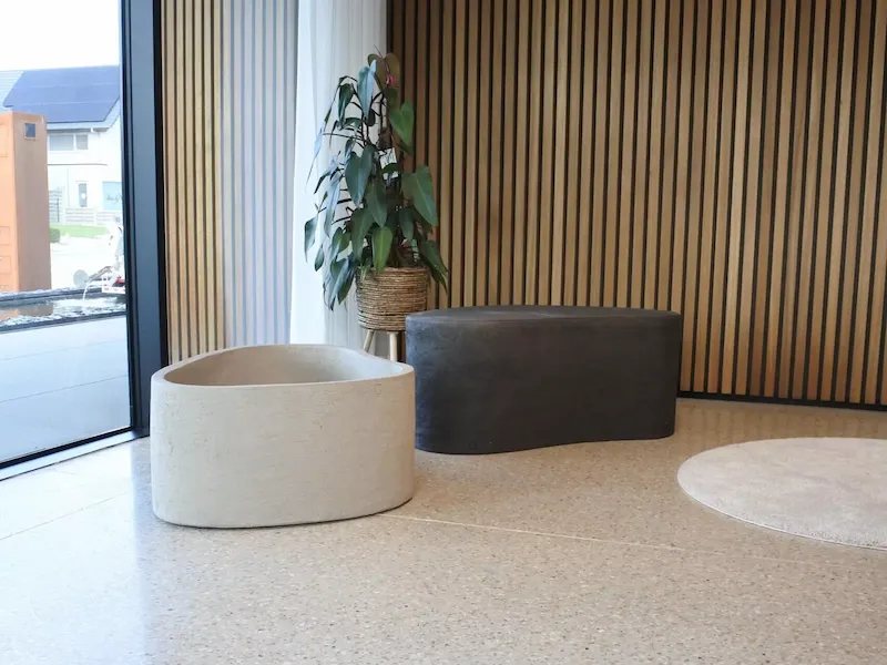 Gepolijst betonvloer in een showroom