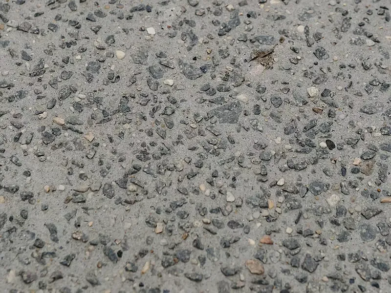 Uitgewassen beton met zichtbare granulaten