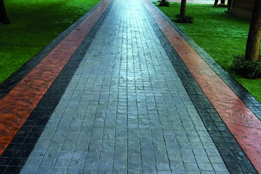 Printbeton met patroon en gekleurde stroken